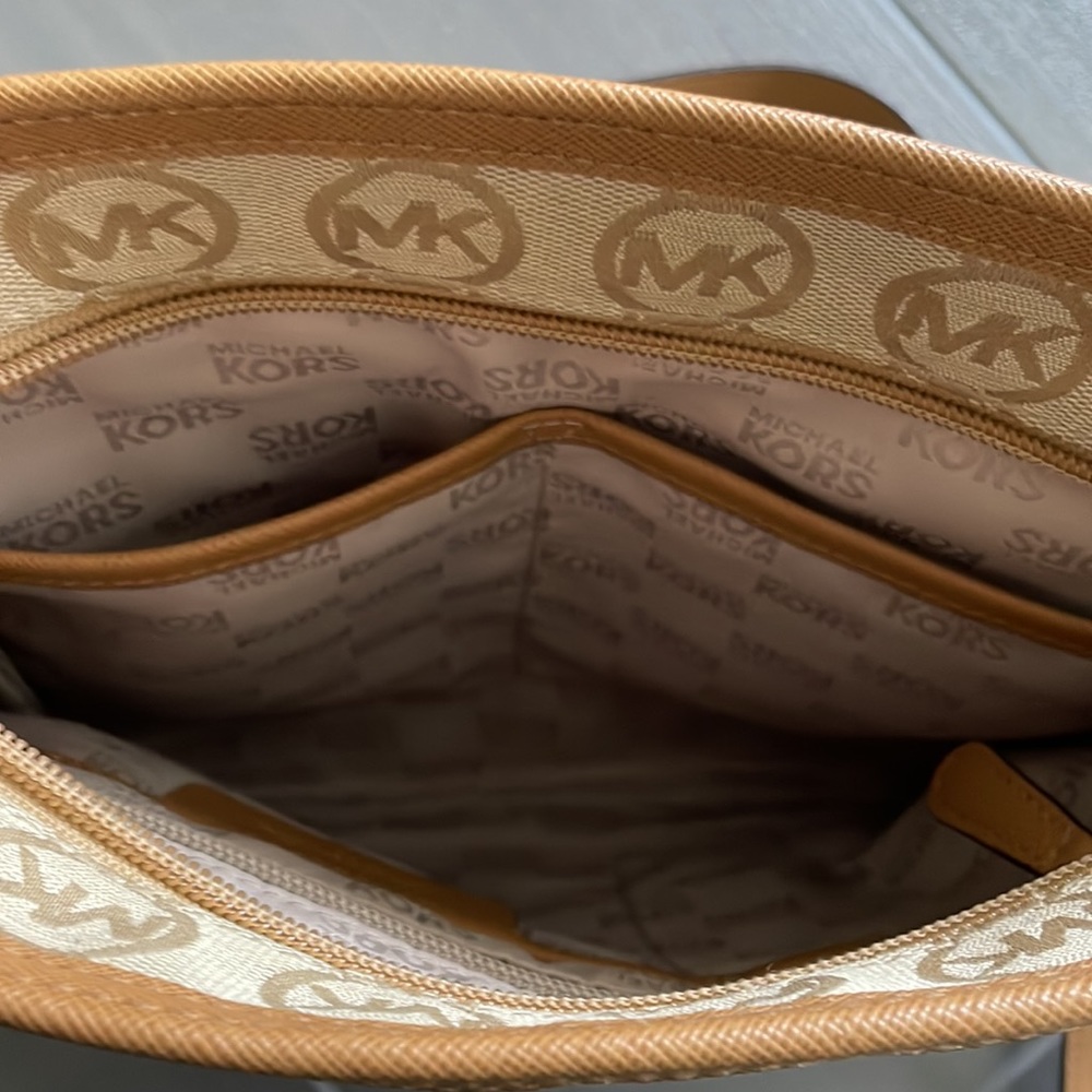 ❌SOLD❌ Michael Kors Women Crossbody Bag- Tan/Gold - Picture 17 of 17